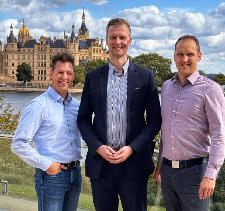 Mario Mietsch, Tobias Gebhardt (Hypros GmbH) und Danny Jäckel nach der Vertragsunterzeichnung (Foto: Collin/MBG MV).