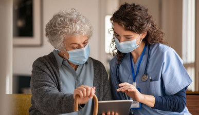 Die Ärztin unterhält sich mit einer Patientin.